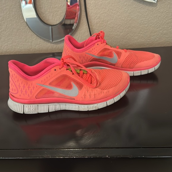 Nike “ FreeRun” running shoes in size 7.5. Beautiful melon color. Worn & clean - Picture 7 of 9